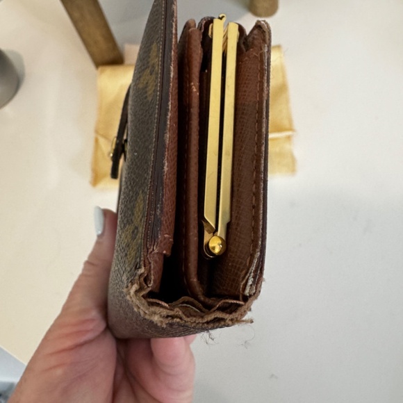 LOUIS VUITTON VIENNOIS MONOGRAM WALLET - Picture 15 of 15